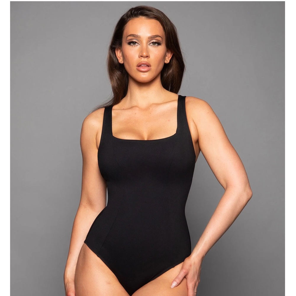 NWOT TA3 squarey in black